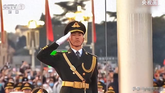 kaiyun-最帅升旗手张自轩大婚不到24小时，荒唐一幕出现，新娘受无妄之灾