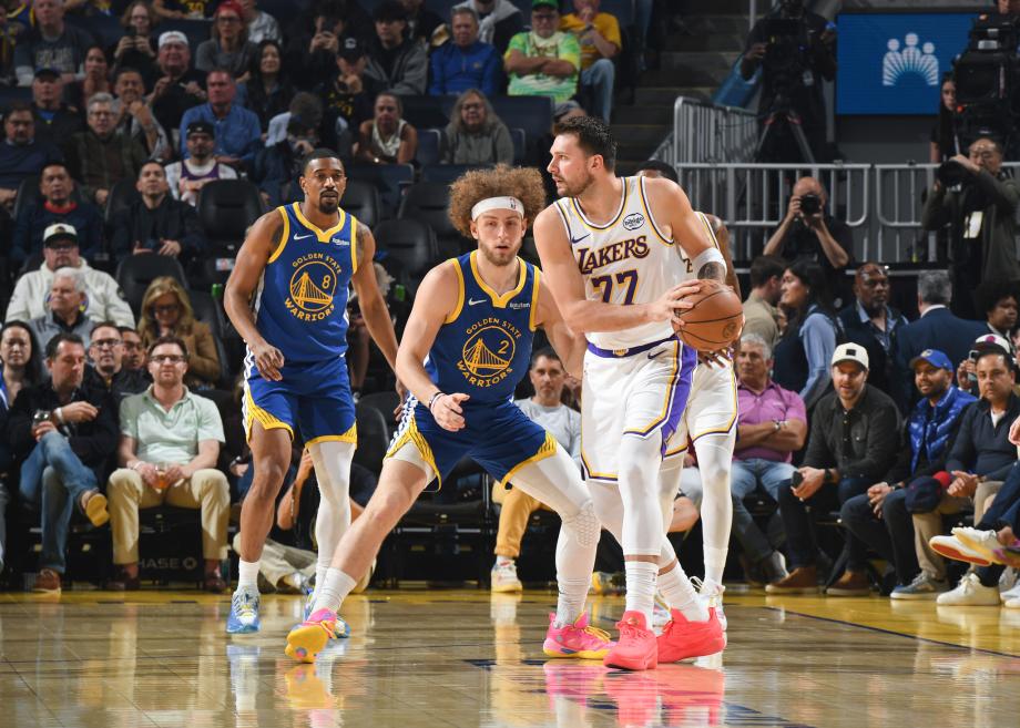 kaiyun-湖人28分大胜勇士结束3连败 詹姆斯22+7东契奇26分