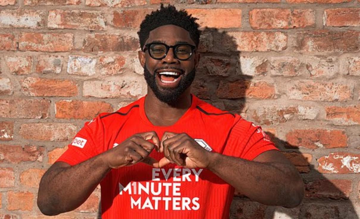 开云平台-为心脏健康月做宣传，理查兹、迪福等前英超球星做出爱心手势