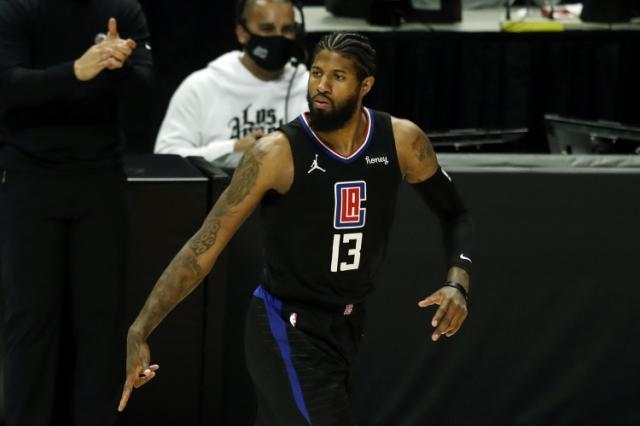 kaiyun-【现场】当德克欢呼的时候 懵逼的卢指导做了什么？