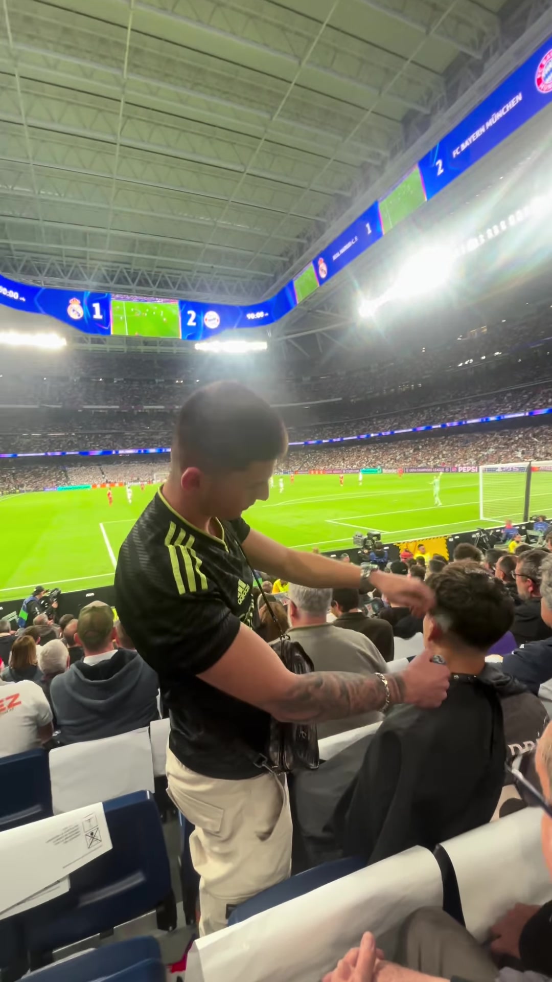 开云体育-科贝：皇马vs拜仁赛中一网红在伯纳乌看台理发，引发皇马球迷不满